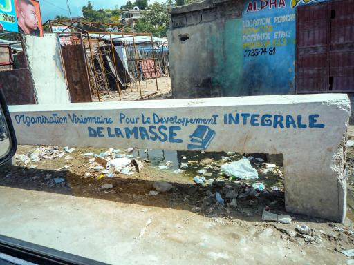 Comtemplation des projets en Haïti