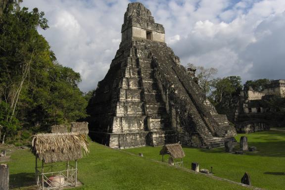 Temple maya à Tikal dans le Peten au Guatemala