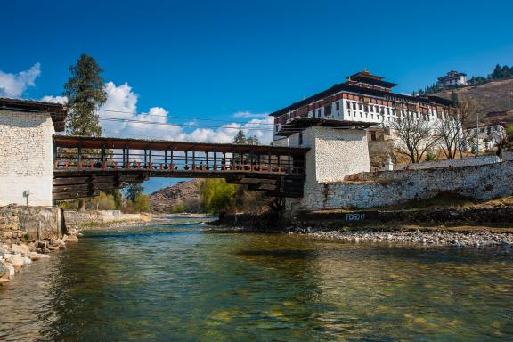 Le Dzong de Paro devant la rivière du même nom au Bhoutan