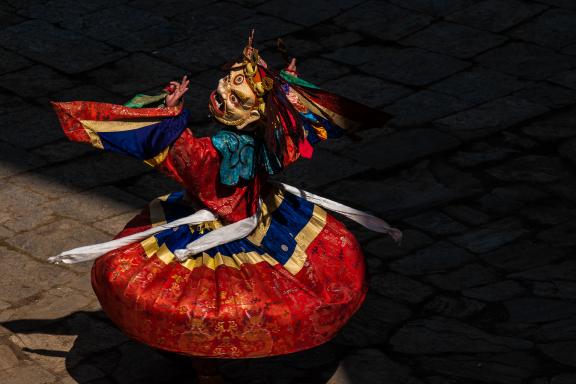 La danse des déités terrifiantes pendant le festival de Paro au Bhoutan
