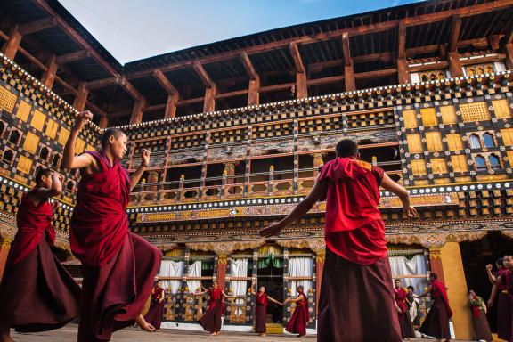 Moines au Dzong de Paro pendant le festival de Paro au Bhoutan