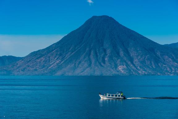 Volcan San Pedro depuis Panajachel sur le lac Atitlan au Guatemala