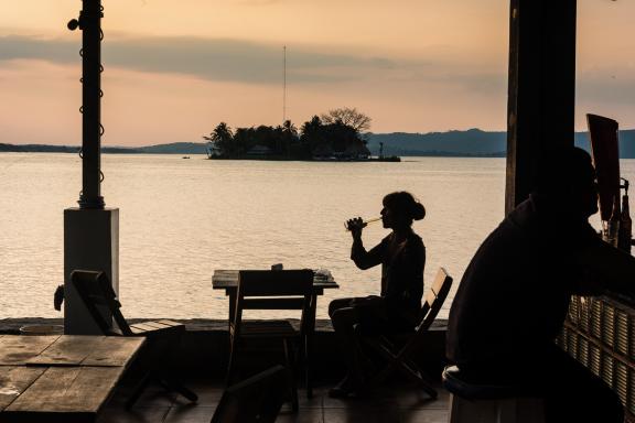 Couché de soleil sur le lac Petén Itza à Flores dans le Petén au Guatemala