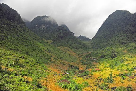 Trek à travers les reliefs calcaires de Thong Nong tout près de la frontière chinoise