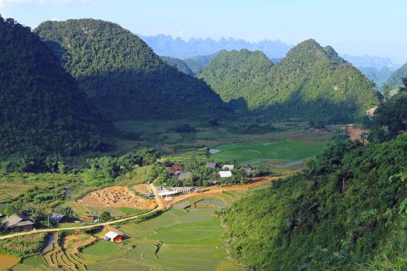 Trekking vers un village du massif de Tong Nong avec le Mo Xat dans le fond