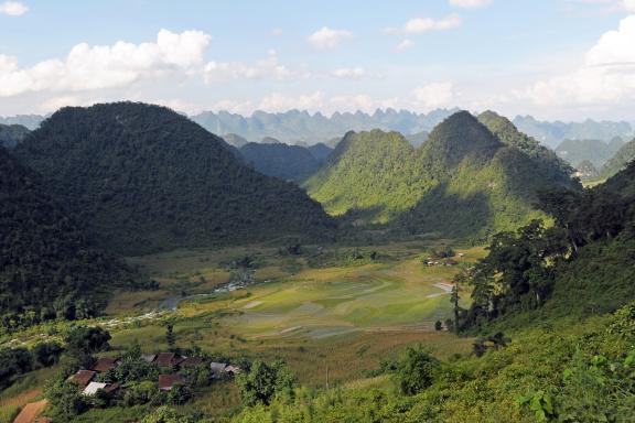 Trek à travers les massifs karstiques de Mo Xat et Thong Nong