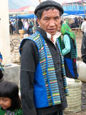 Rencontre avec un homme h'mong des montagnes de la région de Dong Van