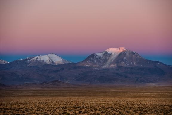 Le Guallatiri  6100 m et de l’Acotango 6052 m, région de Parinacota dans le désert d’Atacama au Chili
