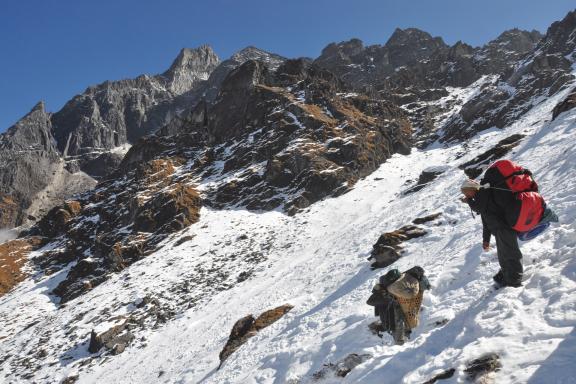 Montée au-dessus de Kharkateng dans la région de l’Everest au Népal