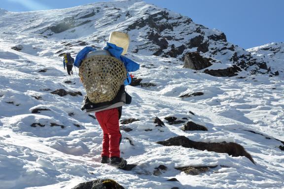 Montée au-dessus de Kharkateng dans la région de l’Everest au Népal