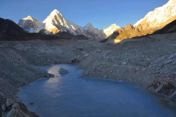 Traversée du Khumbu glacier dans la région de l’Everest au Népal