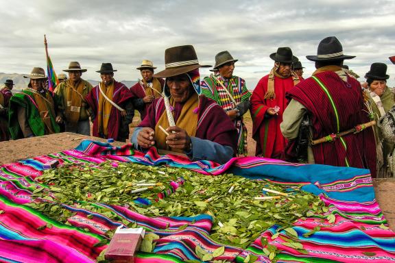 Des amautas (prêtre) font la cérémonie du solstice d'été à Tiwanacu en Bolivie