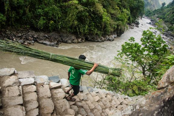 Entre Khorlabesi et Tatopani sur le tour du Manaslu au Népal