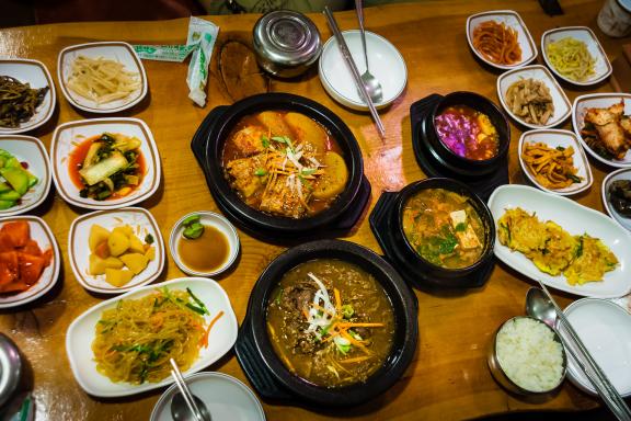 Repas coréen dans le quartier de Insadong à Seoul en Corée du Sud