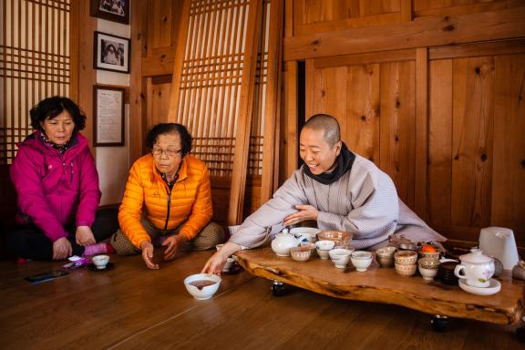 Visite de l’ermitage de Chilbulam, sur le mont Namsan près de la ville de Geyongju, province de Gyeongsanbuk en Corée du Sud