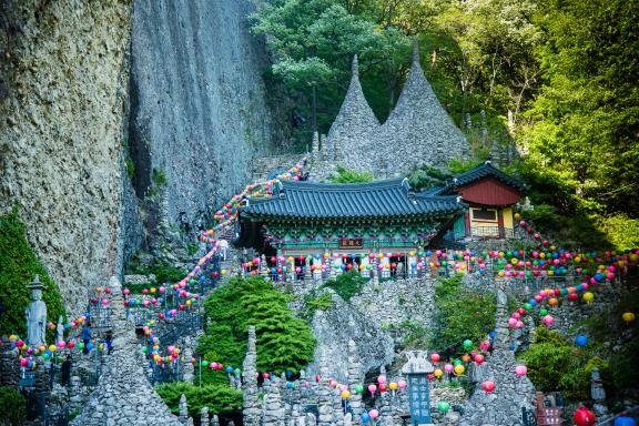 Marche vers le temple et pagode de Tapsa au pied du mont Am Maibong dans le parc national de Maisan en Corée du Sud