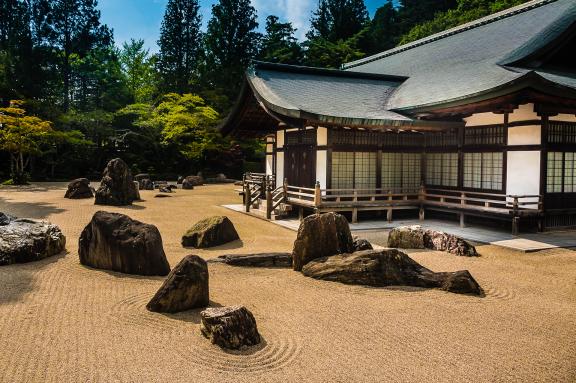 Découverte du jardin de pierre de Banryutei dans le temple de Kongobuji,  le centre ecclésiastique de l’école Shingon à Koyasan dans la préfecture de Wakayama au Japon