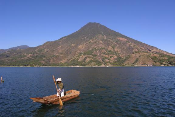 Pêcheur sur le lac Atitlan près du village de Santiago au Guatemala