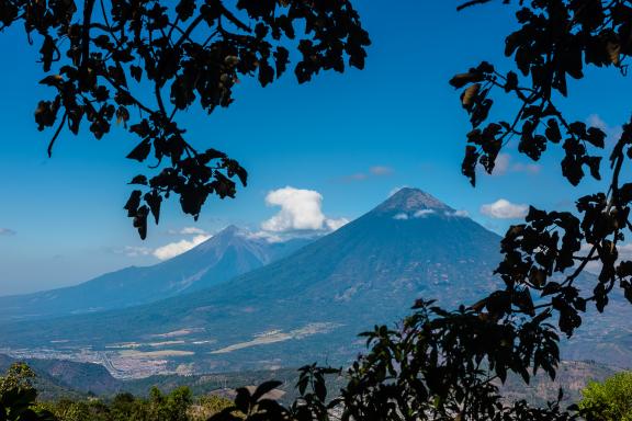 Les volcans Agua et Fuego vus depuis le volcan Pacaya au Guatemala