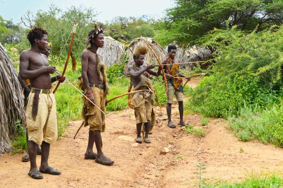 Voyage et tir à l'arc par des Masaï au Kenya