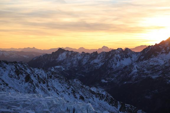 Voyage et vue sur des crêtes à Chamonix