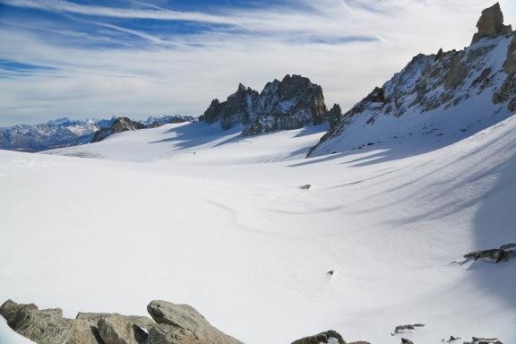 Expédition et rochers enneigés en altitude à Chamonix