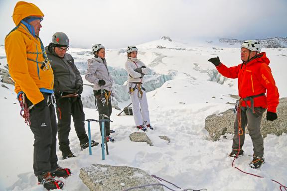 Voyage et briefing avant l'ascension d'un col à Chamonix