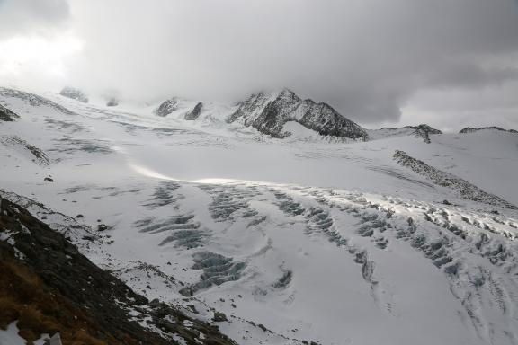 Voyage d'aventure et paysage enneigé dans la vallée de Chamonix