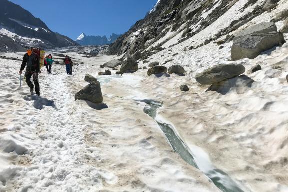 Expédition sur la traversée des Crochues à Chamonix