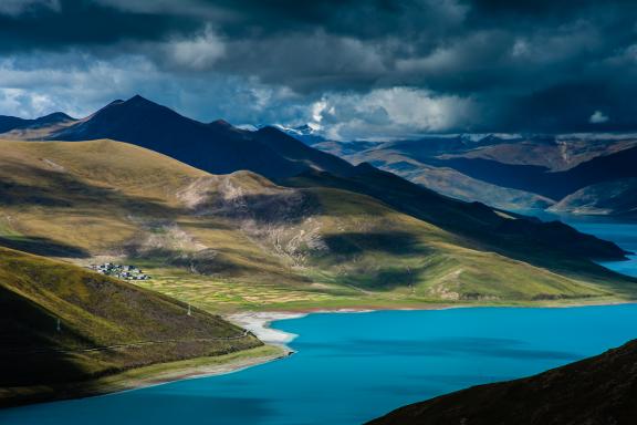 Lac Yamdrok depuis le col de Kamba la au Tibet en Chine