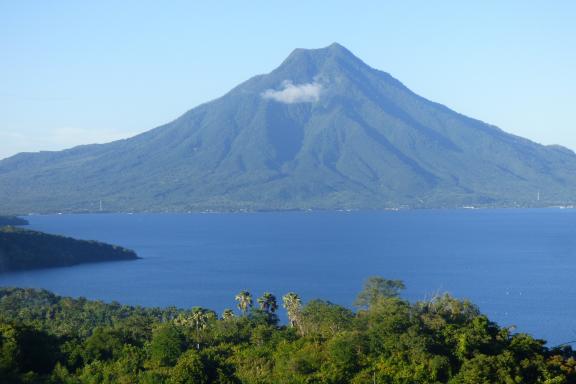 Randonnée vers la baie de Larantuka dans la partie orientale de l'île de Flores
