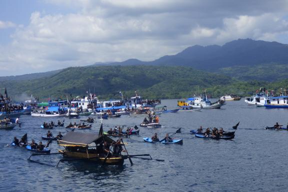 Voyage vers une procession de bateaux à Pâques au large de Larantuka