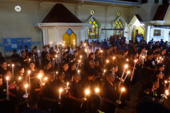 Trek avec une procession pascale à Larantuka dans la partie orientale de l'île de Flores