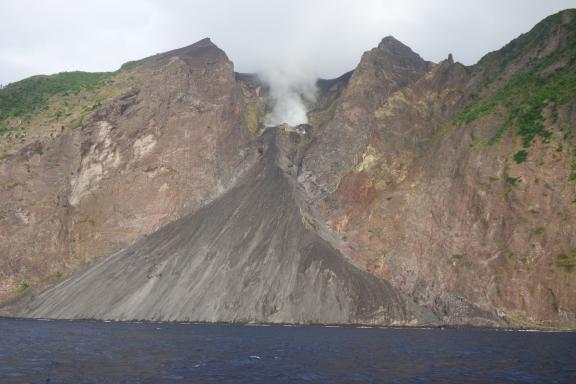 Navigation vers l'île volcanique de Batutara au nord de Lembata