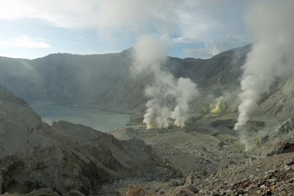 Trekking vers le cratère du volcan Sirung sur l'île de Pantar