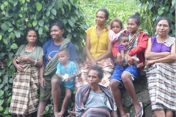 Rencontre avec des femmes du peuple montagnard abui sur l'île d'Alor