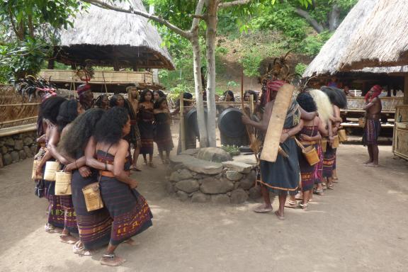 Voyage vers une danse traditionnelle du peuple abui sur l'île d'Alor