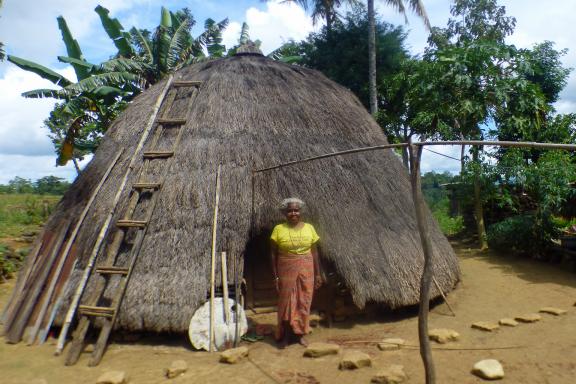 Randonnée vers une maison traditionnelle à Soe sur l'île de Timor