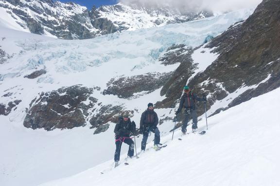 Voyage d'aventure et participants en ski de randonnée dans la vallée de l'Aoste