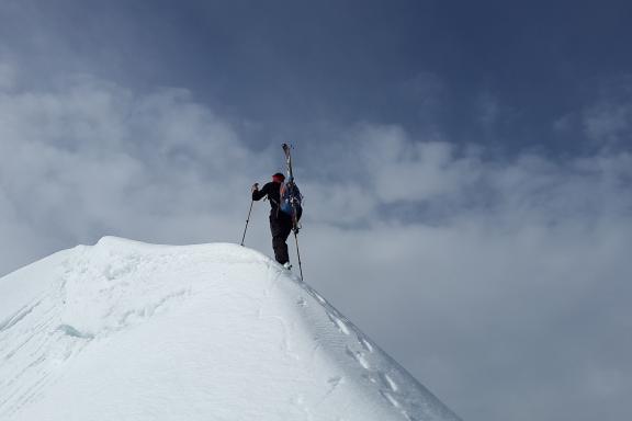 Voyage et montée d'un col en ski de randonnée à Chamonix