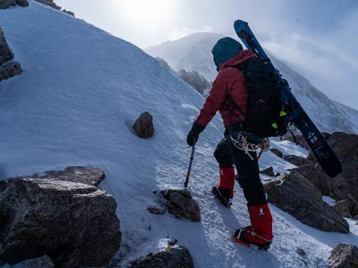 Voyage d'aventure et marche d'approche avant descente en ski de randonnée à Chamonix