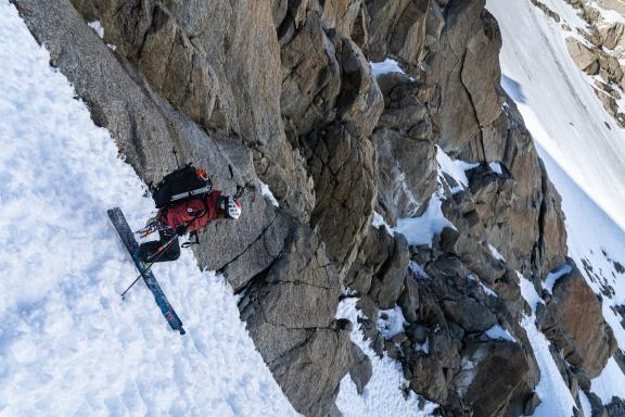 Voyage d'aventure et Descente entre des rochers en ski de randonnée dans la vallée de Chamonix