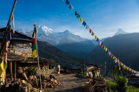 L’Annapurna sud, le Hiunchuli et le Machapuchare depuis le village de Ghandruk au Népal