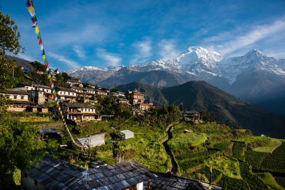 L’Annapurna sud, le Hiunchuli et le Machapuchare depuis le village de Ghandruk au Népal