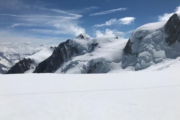 Voyage et vue sur des aiguilles enneigés au mont Blanc