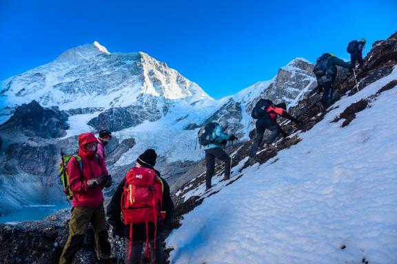 Le sommet du Makalu à 8463 m depuis le camp de base à 4820 m au Népal