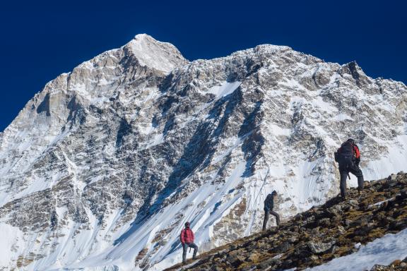 Le sommet du Makalu à 8463 m depuis le camp de base à 4820 m au Népal