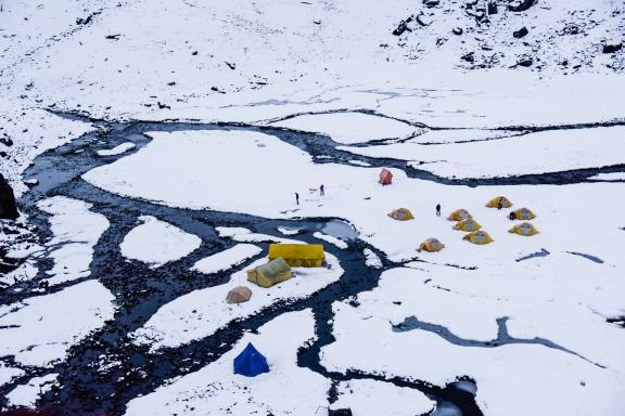 Le camp de Molun Pokhari à 3950 m dans la région du Makalu au Népal