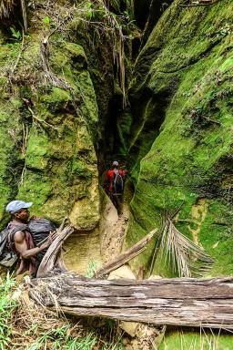 Entrée dans l'étroite ouverture d'un massif au cœur des terres malgaches