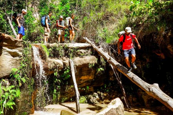 Traversée d'une rivière dans le massif du Makay